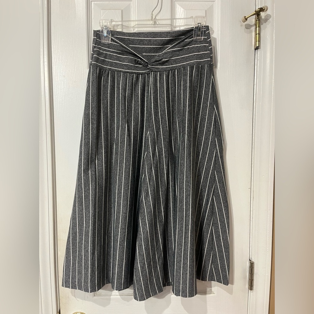 Grey with white striped coulots